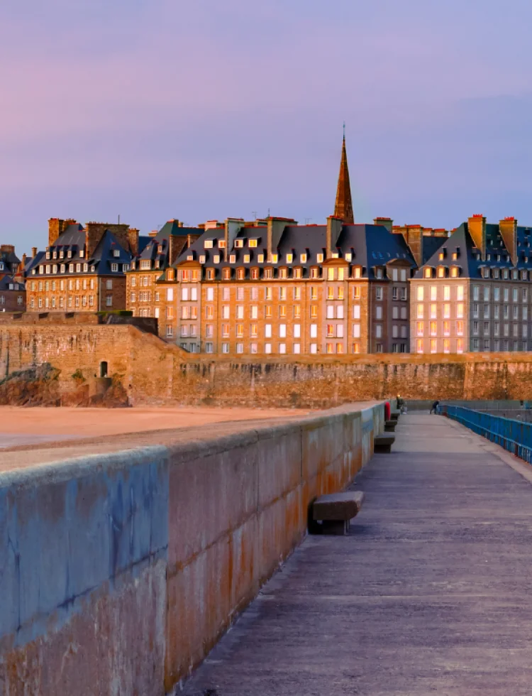 Vue de Saint-Malo intra-muros, depuis la jetée au soleil couchant