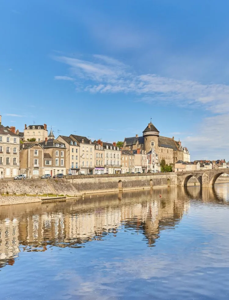 Vue de Laval et de la Mayenne, enjambée par un pont en pierre